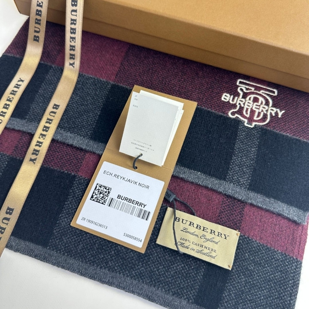 Burberry women's fashion knitted scarf - Picture 8 of 8